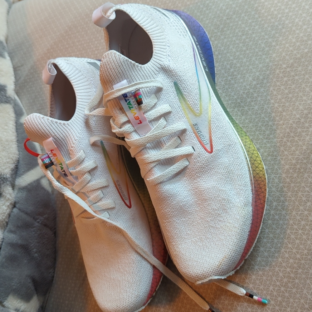 Brooks Levitate 5 Run Proud Size 8